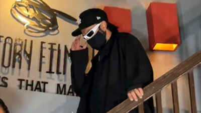 Ranveer Singh hides his new look during visit to Hansal Mehta’s office ahead of ‘Pralay’ shoot – Watch video | Hindi Movie News