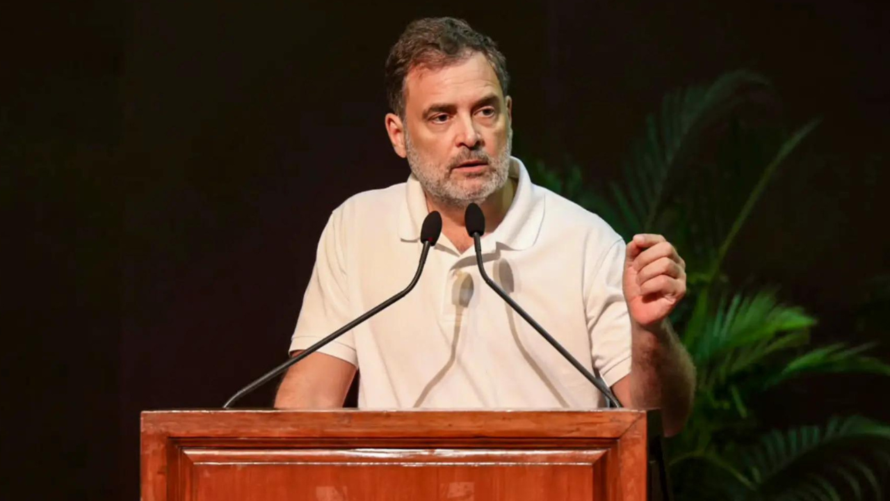 Rahul Gandhi at Parliament Street police station to lodge complaint with DCP