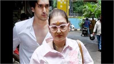 Amid divorce buzz, Sunita Ahuja visits family court with son Yashvardhan, gives cryptic reply to paps — Watch | Hindi Movie News