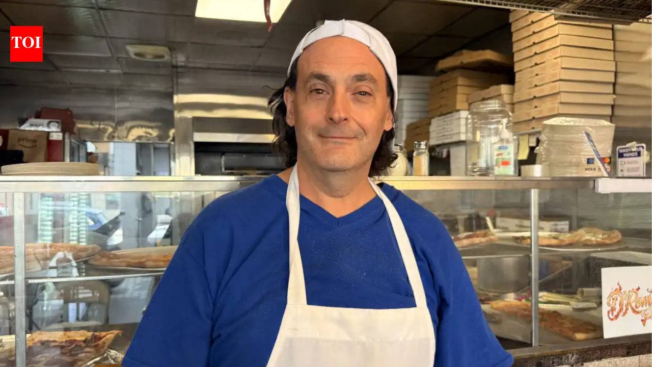 A New York pizzeria owner saw a woman eating from his rubbish bin, then he put up a handwritten note offering free pizza to anyone who was hungry | World News