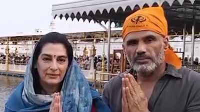 Suniel Shetty and wife Mana seek blessings at Golden Temple in Amritsar; actor buys aam papad for her at local shop | Hindi Movie News