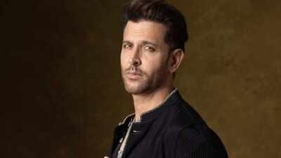 Kangana Ranaut: VIDEO: Hrithik Roshan makes first public appearance in style amid ongoing controversy around old feud with Kangana Ranaut | Hindi Movie News