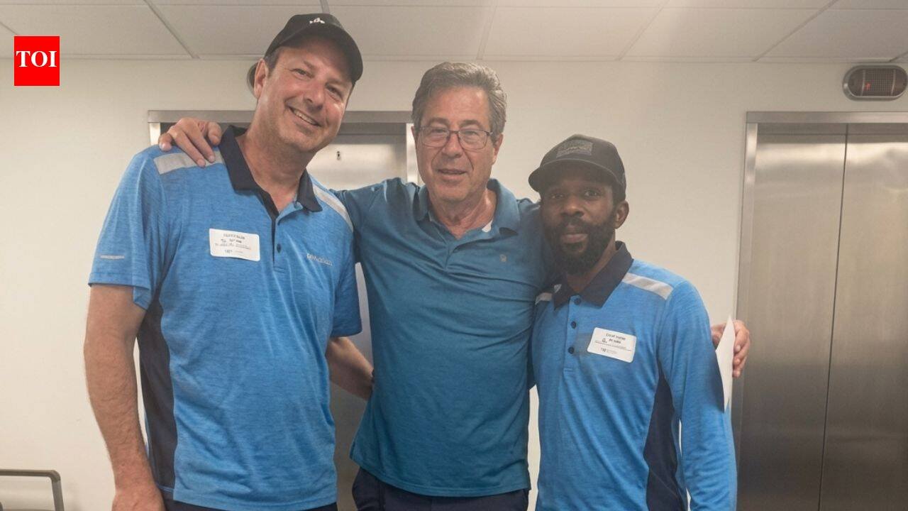 Two Amazon delivery drivers carried an 85-year-old Kentucky woman’s printer inside; minutes later she stopped breathing and they performed CPR that helped save her life