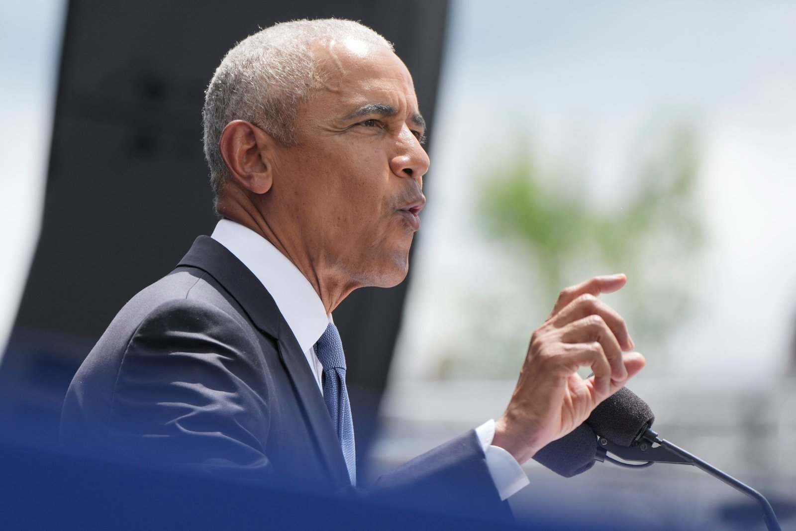 Obama calls for Dems to focus on AI