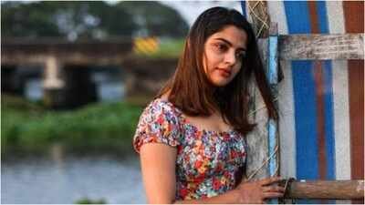 Nikhila Vimal: ‘Coming with ten cameras is difficult for me’: Nikhila Vimal explains sudden media encounters; ‘That is my problem, not yours’ | Malayalam Movie News