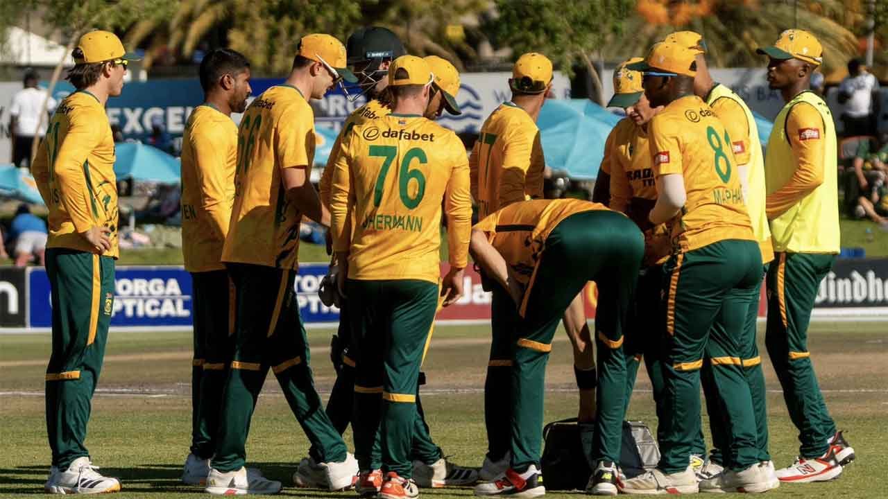 South Africa 13/0 in 3.2 Overs