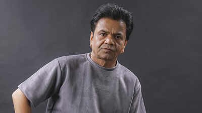 Rajpal Yadav opts for public queue at Lalbaugcha Raja for darshan, joins devotees during Ganesh Chaturthi celebrations |
