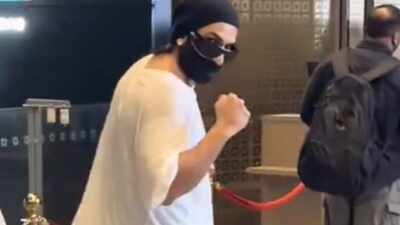 Ranveer Singh shields his ‘Pralay’ look at airport; wins hearts with humble gesture towards paparazzi and security guards |