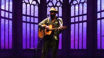 Ray LaMontagne collapses on stage during the Nashville show due to dehydration; team updates say he ‘is in good hands with the local EMS and…’ |