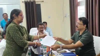 Nandigram bypoll: TMC candidate withdraws nomination after meeting Suvendu Adhikari, Mamata to support Congress | India News