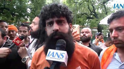 ‘When were casteist slurs used?’ Swatantra supporters protest at police station | India News