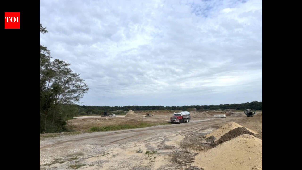 East Hampton wants to spend $36.3 million to buy 38.3 acres of a former New York sand mine once slated for a 50-lot commercial subdivision; 33.3 acres would instead become open space