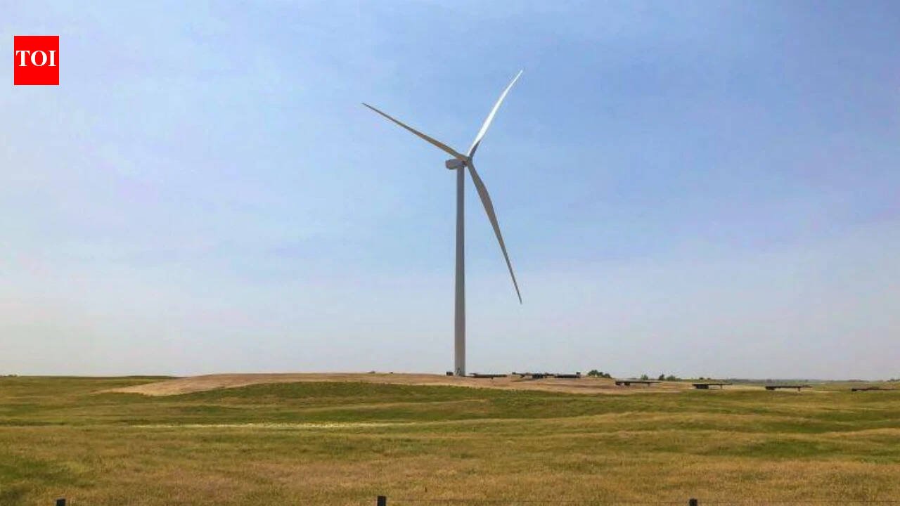 On a 160-acre Nebraska farm parcel, one wind turbine and its equipment use about 1 acre; the developer says a typical 30-year lease averages $10,000 to $12,500 a year, versus about $600 for top-dollar corn on that acre