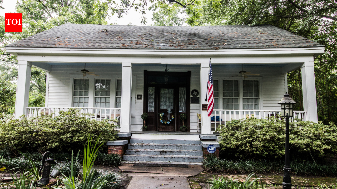 A Texas home built in 1861 ranked third among America’s haunted destinations; visitors report seeing a woman in white |