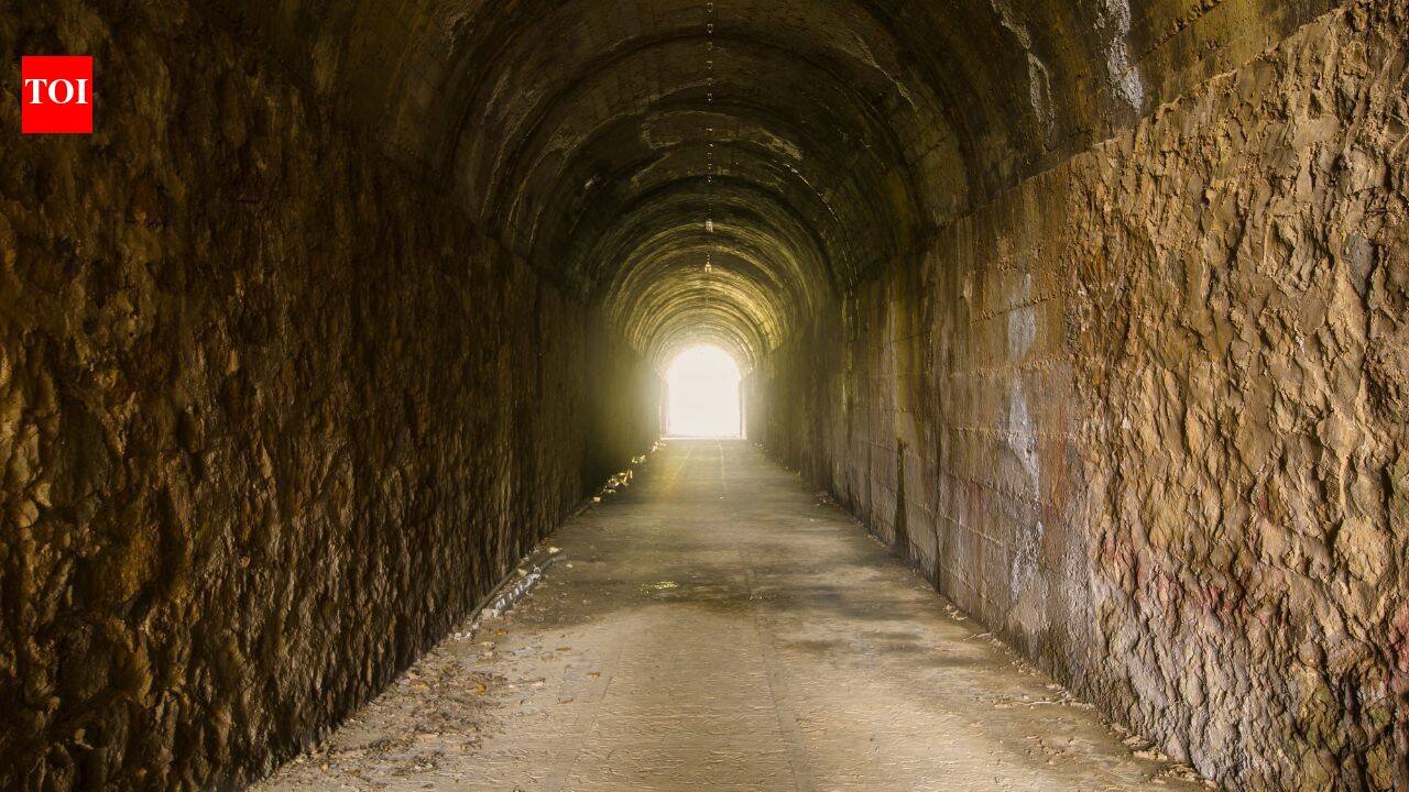 In 1907, New York’s subway company bought an 1847 Brooklyn townhouse and gutted it; more than a century later the restored-looking façade still hides a ventilation shaft and emergency exit for the tunnel below
