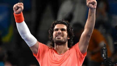 Carlos Alcaraz survives first-set collapse, battles past Jaume Munar to reach Japan Open final | Tennis News