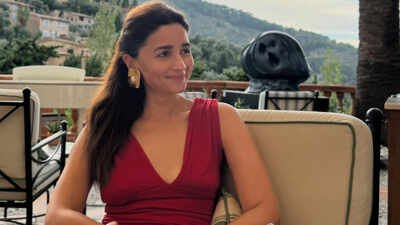 Alia Bhatt drops vacay PICS with her girlfriends, but her caption ‘Our Jee Le Zara’ has fans asking about Farhan Akhtar’s film with Katrina Kaif, Priyanka Chopra | Hindi Movie News