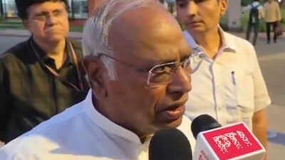 ‘Jo aadmi darta hai’: Kharge invokes ‘Sholay’ dialogue to target govt over Delhi curbs amid anti-CEC protests | India News