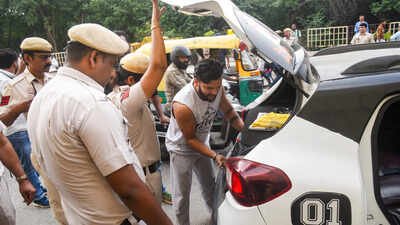 Delhi stir: At least two police personnel injured as around 1,000 protesters detained | India News