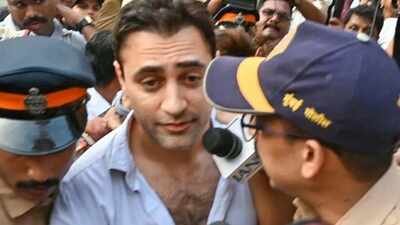 Imran Khan to move to High Court to challenge the notice to leave India by October 28 for participating in CJP protests despite not being an Indian citizen | Hindi Movie News